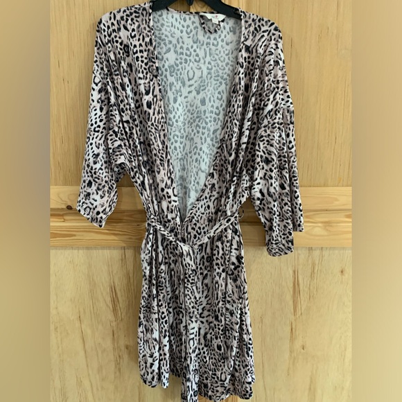 Secret Treasures cheetah leopard printed robe size L-XL - Picture 1 of 3